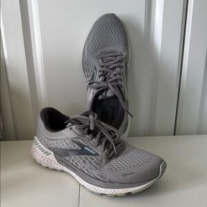 *WOMEN’S BROOKS ADRENALINE RUNNING SNEAKERS (sz 9)